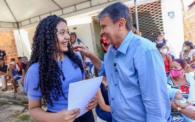 Pré-candidato Wellington Dias conversa com eleitora